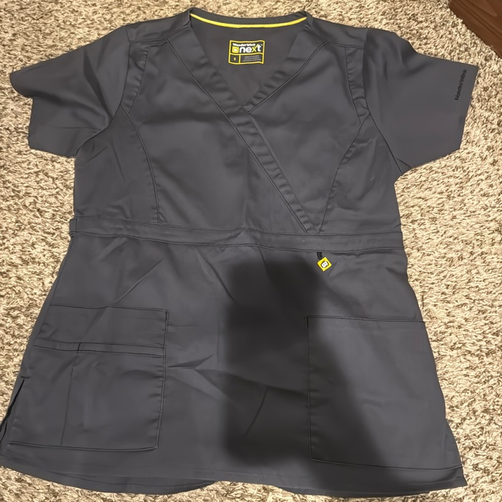 Wonder wink gray scrub top